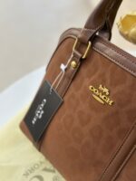 ⁦حقيبة كوتش waterproof قاعدة 27سم⁩ - الصورة ⁦5⁩
