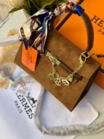 ⁦حقيبة ايرمز كيلي بني شمواه، قاعدة 25سم مع وشاح واكسسوار⁩ - الصورة ⁦5⁩