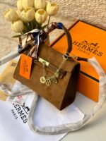 ⁦حقيبة ايرمز كيلي بني شمواه، قاعدة 25سم مع وشاح واكسسوار⁩ - الصورة ⁦4⁩