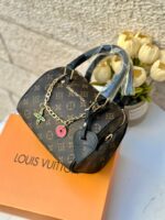⁦حقيبة LOUIS VUITTON بُني ، قاعدة 22سم⁩ - الصورة ⁦3⁩