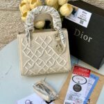 ليدي ديور مطرز ،مع علبة، قاعدة 22سم، مع حزام اضافي رفيع + وشاح.