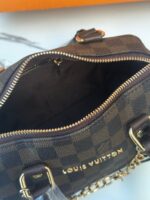 ⁦حقيبة LOUIS VUITTON بُني مربعات ، قاعدة 22سم⁩ - الصورة ⁦4⁩