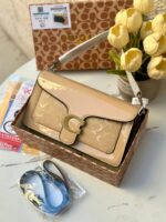 ⁦حقيبة كوتش تابي، اصدار 3d ، بيج لامع، هاردوير بيج، قاعدة 27سم⁩ - الصورة ⁦4⁩