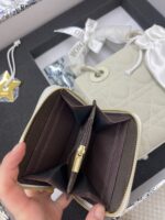 ⁦بكج DIOR بيج فاتح ، حقيبة ميني + محفظة + ماديليا النجمة + حزامين (حزام جلد +حزام سلسلة) + وشاح⁩ - الصورة ⁦6⁩