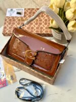 ⁦حقيبة كوتش تابي، اصدار 3d ، عسلي لامع، هاردوير اسود، قاعدة 27سم⁩ - الصورة ⁦3⁩