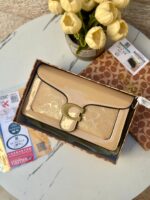 ⁦حقيبة كوتش تابي، اصدار 3d ، بيج لامع، هاردوير بيج، قاعدة 27سم⁩ - الصورة ⁦3⁩