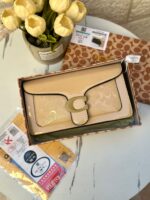 ⁦حقيبة كوتش تابي، اصدار 3d ، بيج لامع، هاردوير بيج، قاعدة 27سم⁩ - الصورة ⁦5⁩