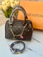 ⁦حقيبة LOUIS VUITTON بُني مربعات ، قاعدة 22سم⁩ - الصورة ⁦2⁩
