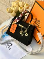 ⁦حقيبة ايرمز كيلي اسود شمواه، قاعدة 25سم مع وشاح واكسسوار⁩ - الصورة ⁦3⁩