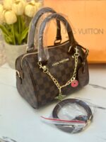 ⁦حقيبة LOUIS VUITTON بُني مربعات ، قاعدة 22سم⁩ - الصورة ⁦3⁩