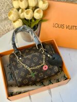 ⁦حقيبة LOUIS VUITTON بُني ، قاعدة 22سم⁩ - الصورة ⁦2⁩