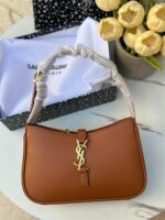 ⁦Ysl هوبو بُني، جلد لامع، قاعدة 24سم، مع علبة 🤎⁩ - الصورة ⁦4⁩