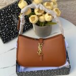 Ysl هوبو بُني، جلد لامع، قاعدة 24سم، مع علبة 🤎