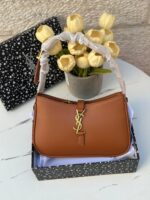 Ysl هوبو بُني، جلد لامع، قاعدة 24سم، مع علبة 🤎