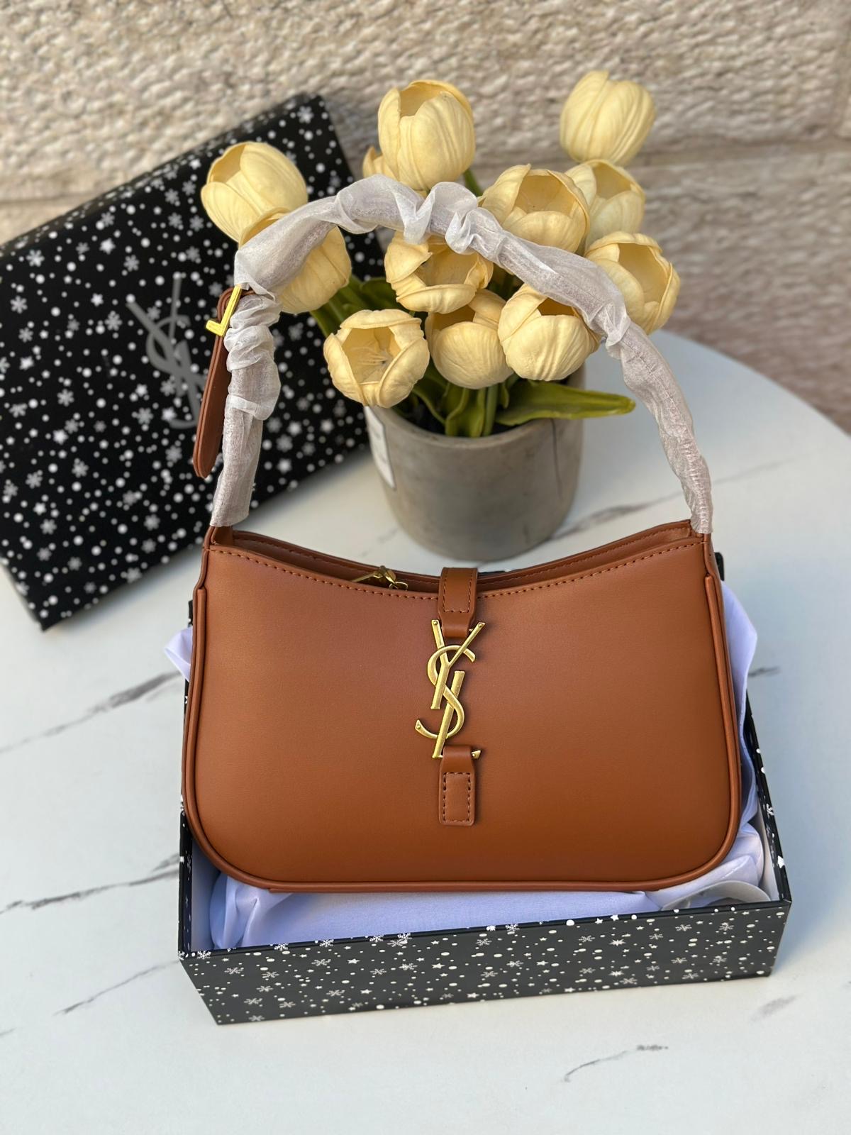 2be6e3e5-de68-421c-a914-900e39cdb28d Ysl هوبو بُني، جلد لامع، قاعدة 24سم، مع علبة 🤎 - الصورة 1