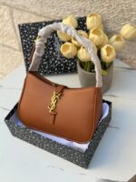 ⁦Ysl هوبو بُني، جلد لامع، قاعدة 24سم، مع علبة 🤎⁩ - الصورة ⁦3⁩
