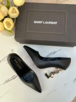 ⁦YSL هيلز اسود، مغلق كامل، جلد مت، كعب ذهبي ♥️🖤⁩ - الصورة ⁦2⁩
