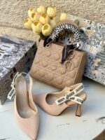 ⁦بكج Dior بيج غامق، حقيبة قاعدة 22سم + حذاء ارتفاع 7سم⁩ - الصورة ⁦2⁩
