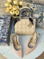 ⁦بكج Dior بيج فاتح، حقيبة قاعدة 22سم + حذاء ارتفاع 7سم⁩ - الصورة ⁦2⁩