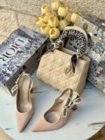 ⁦بكج Dior بيج فاتح، حقيبة قاعدة 22سم + حذاء ارتفاع 7سم⁩ - الصورة ⁦4⁩