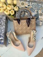 ⁦بكج Dior بيج غامق، حقيبة قاعدة 22سم + حذاء ارتفاع 7سم⁩ - الصورة ⁦3⁩