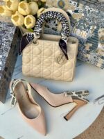 ⁦بكج Dior بيج فاتح، حقيبة قاعدة 22سم + حذاء ارتفاع 7سم⁩ - الصورة ⁦3⁩