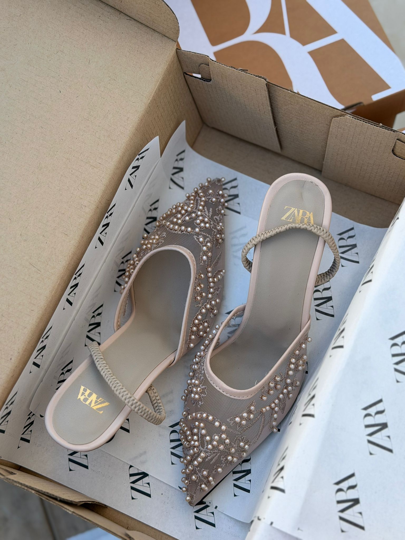 2504f1ac-420d-4ceb-b80c-2627a8efbe6d هيلز ZARA بيج مع اللؤلؤ ارتفاع 7 سم - الصورة 1