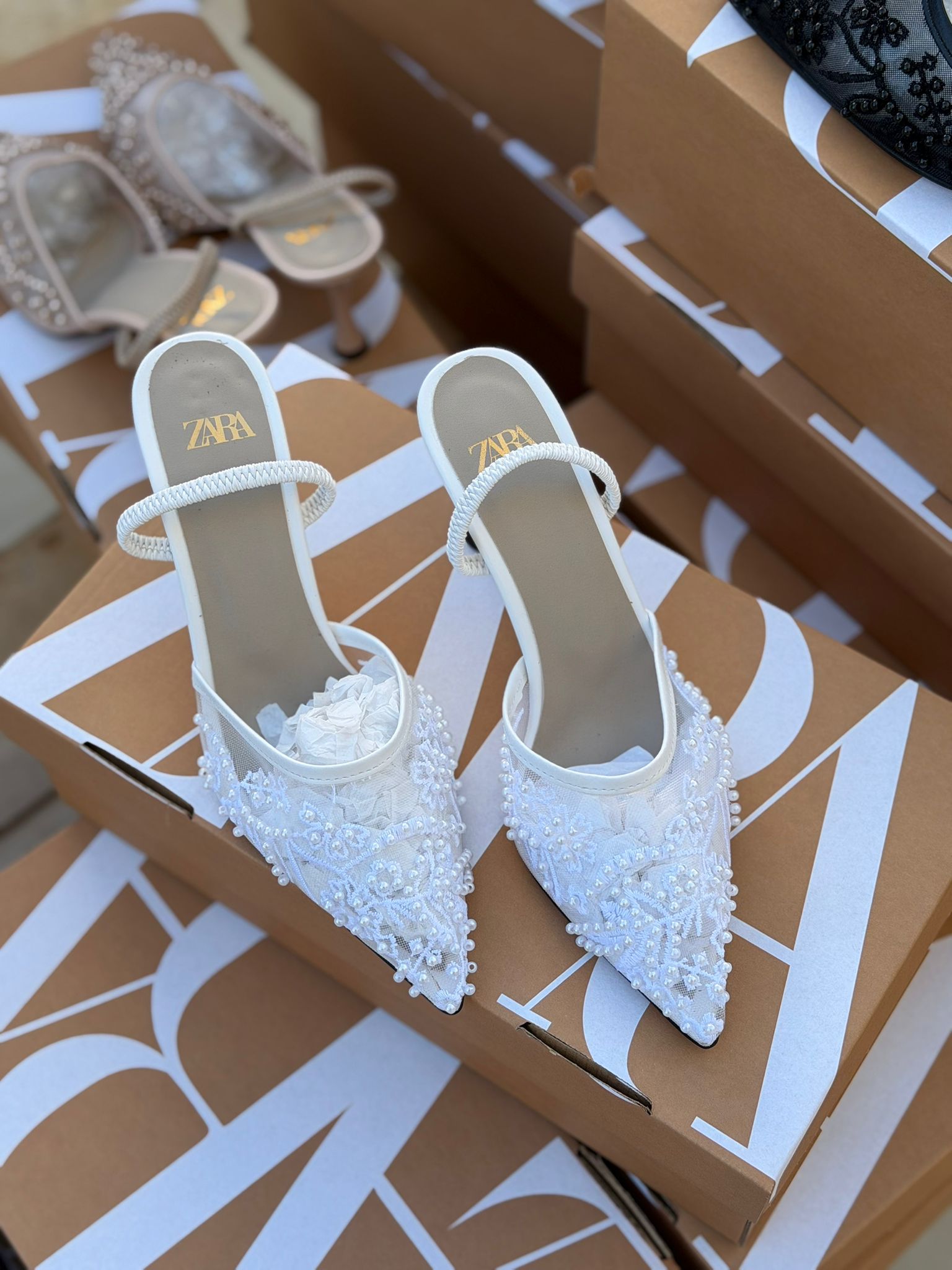 4d2bdf8a-ff6f-485e-ac4e-8822c617901c هيلز ZARA ابيض مع اللؤلؤ🤍 ارتفاع 7سم - الصورة 1